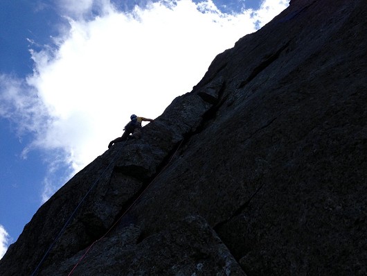 Pulling around onto the Great Flake, Central Buttress, Scafel.  © OllieF