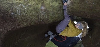 Shauna Coxsey crack climbing  © BMC TV