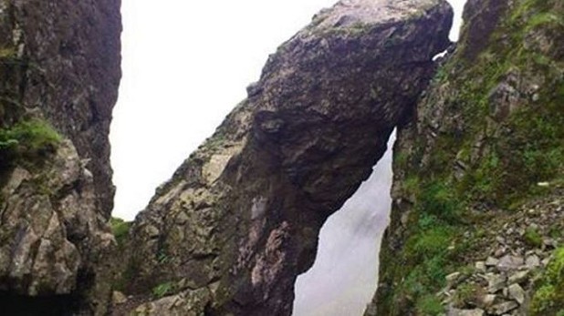 The block bridged both mountains for nearly a decade  © Wasdale Mountain Rescue Team