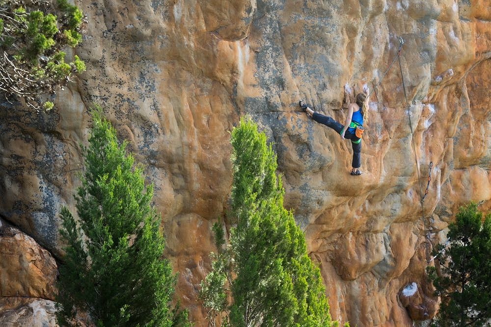 Mina Leslie-Wujastyk on Punks in the Gym 8b+  © Ross Taylor/Vertical Life