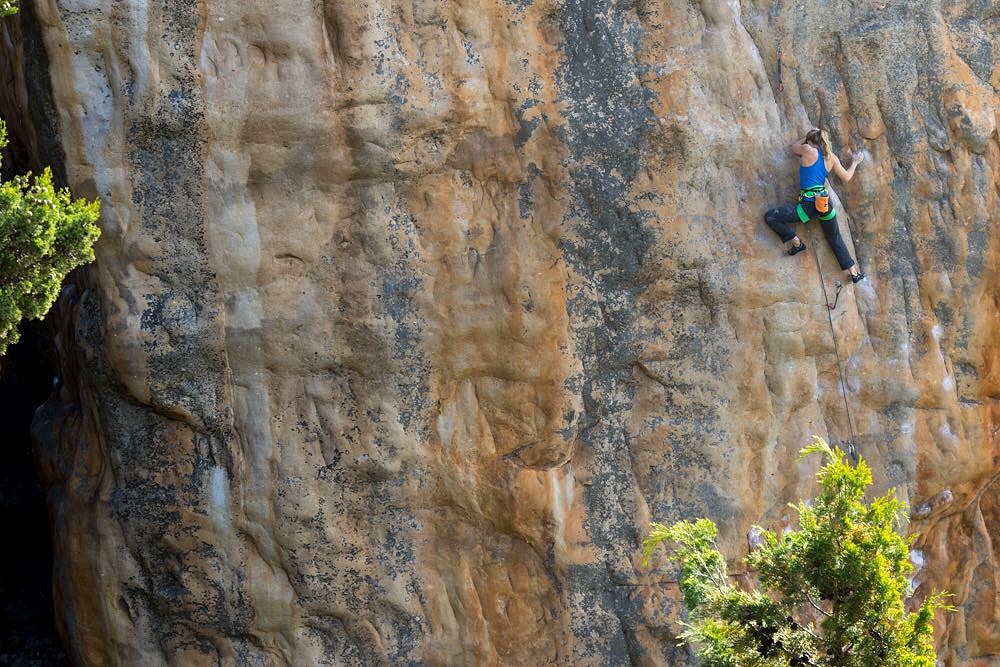 Mina making the third female ascent of Punks in the Gym, Arapiles  © Ross Taylor/Vertical Life