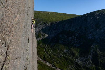 Jules attempting the Magrathea line in the sun, on a previous attempt  © Dave Cuthbertson - Cubby Images