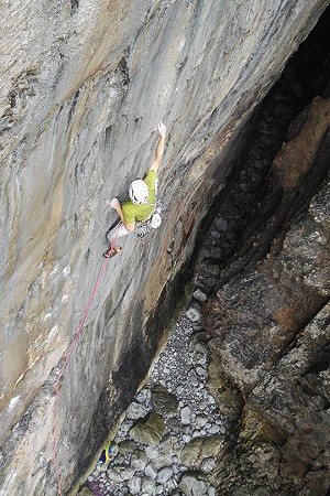 Rob (and the Instinct Lace) on Ghost Train in Pembroke, with not much gear above!!  © Calum Muskett
