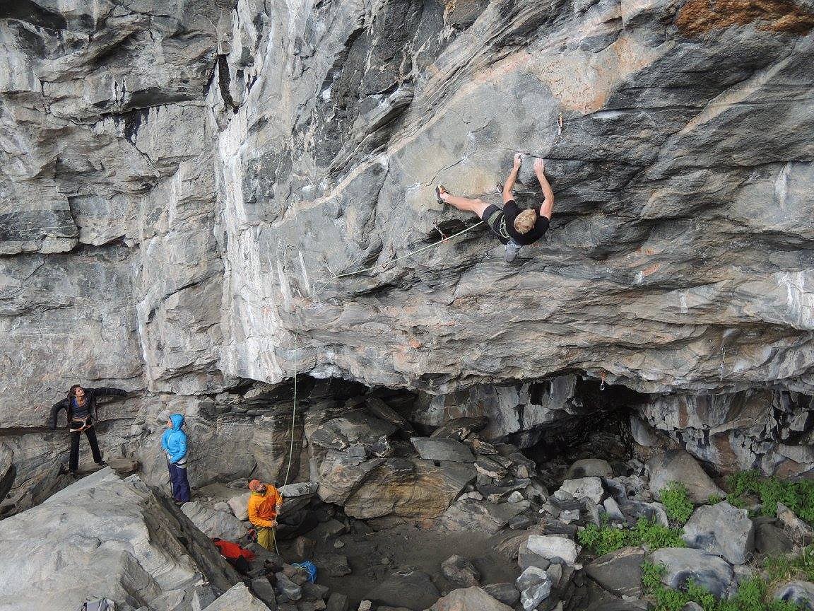 The author on the powerfully traversing Gusanito (8a+)  © Louis Jones