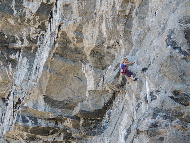 A climber on the classic traverse Kakastykket (7a)  © Louis Jones