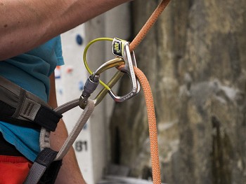 The locking position where the carabiner has been drawn into the notch on the device  © Martin McKenna - UKC