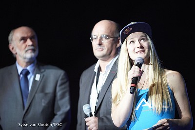 Shauna Coxsey presents donation cheques on behalf of CAC  © Eddie Fowke/IFSC