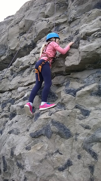 My daughter attempting a mod at dancing ledge   © newishclimber