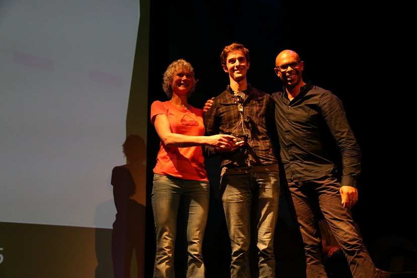 Nicky Spinks and Nick Brown receive the trophy from Keme Nzerem  © Kendal Mountain Festival