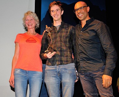 Nicky Spinks and Nick Brown receive the trophy from Keme Nzerem  © Henry Iddon