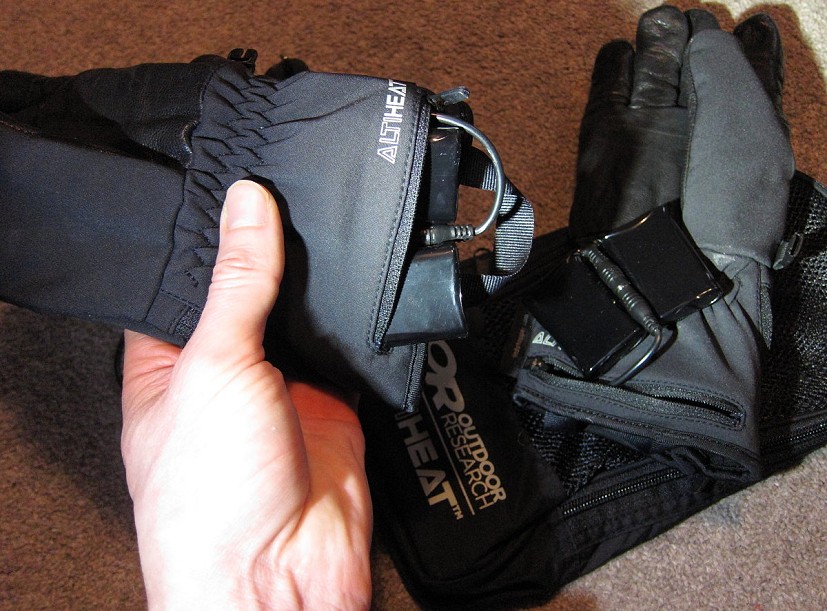 Battery packs slot into zipped pockets in the cuff  © UKC Gear