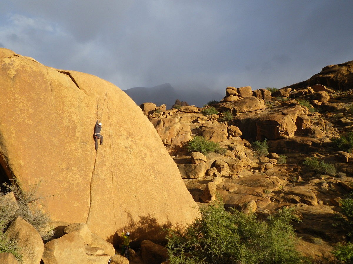 Bob Thomas getting to grips with some of the Tafraoute sugary granite on this amazing E4/5. The area abounds in such lines  © Andi Turner