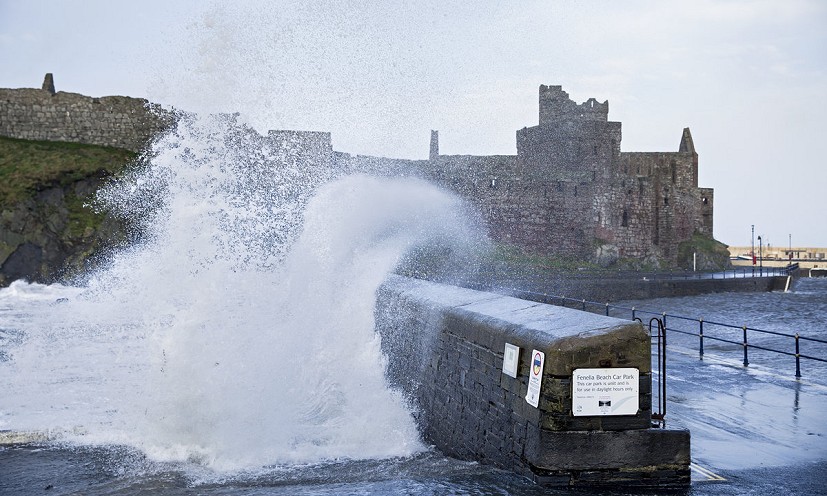 The harbour wall training venue in Peel in less than favourable conditions  © Chris Prescott/Dark Sky Media