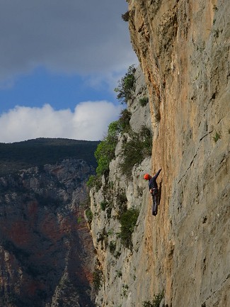 Rab Carrington on ‘the grey’; Kairos at Sector Hot Rock  © Mike Waters