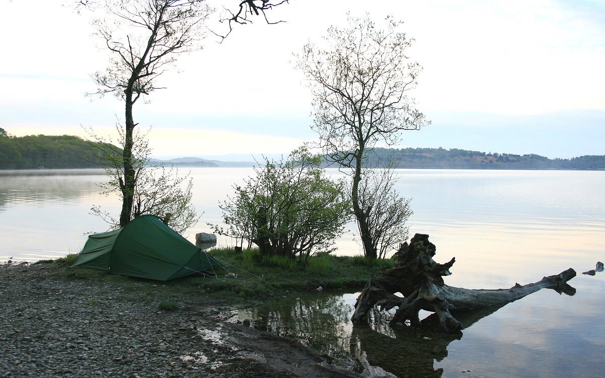 Wild camping by Loch Lomond - now an offence under the Park's bylaws  © Dan Bailey