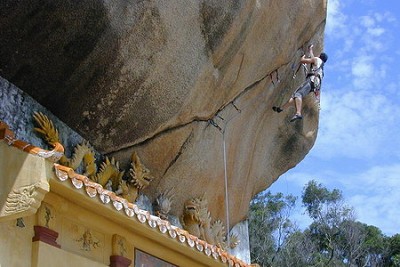 climber:zong(taiwan) 
route:temple crack(A0)
Aid climbing2004-jul-12  © climbc5