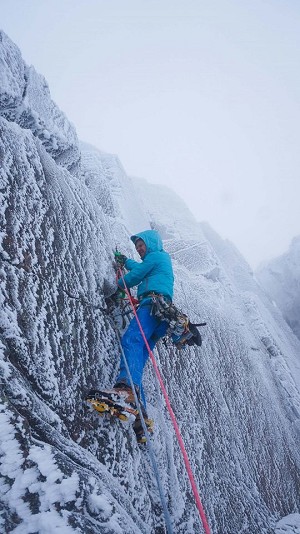 Guy Robertson on the 1st pitch of Open Heart  © Greg Boswell