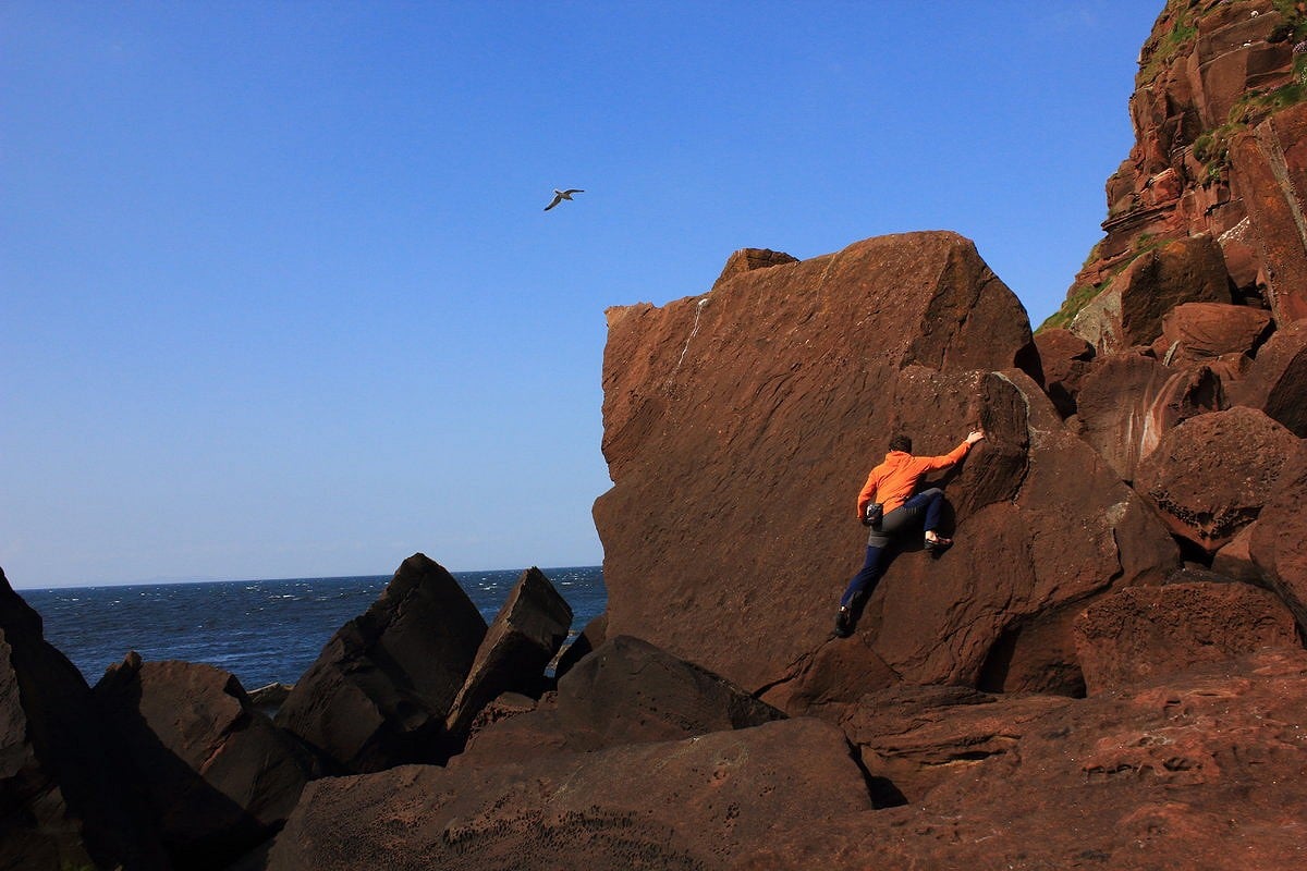 Ed soloing at the coast of St Bees light house  © stianzimmer