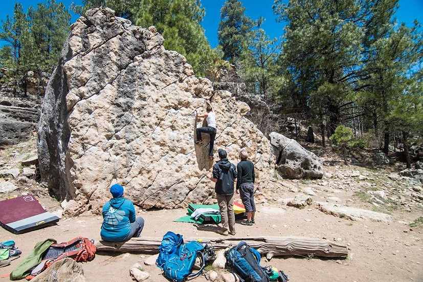 Bouldering outdoors adds an extra benefit: nature.  © Eva-Maria Stelzer