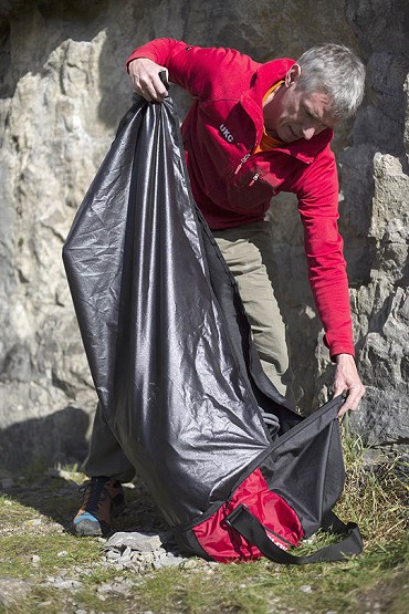 Using the funnel tarp  © UKC Gear