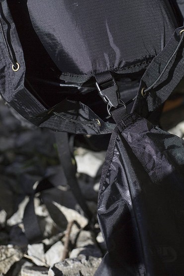 The buckle tarp attachment  © UKC Gear