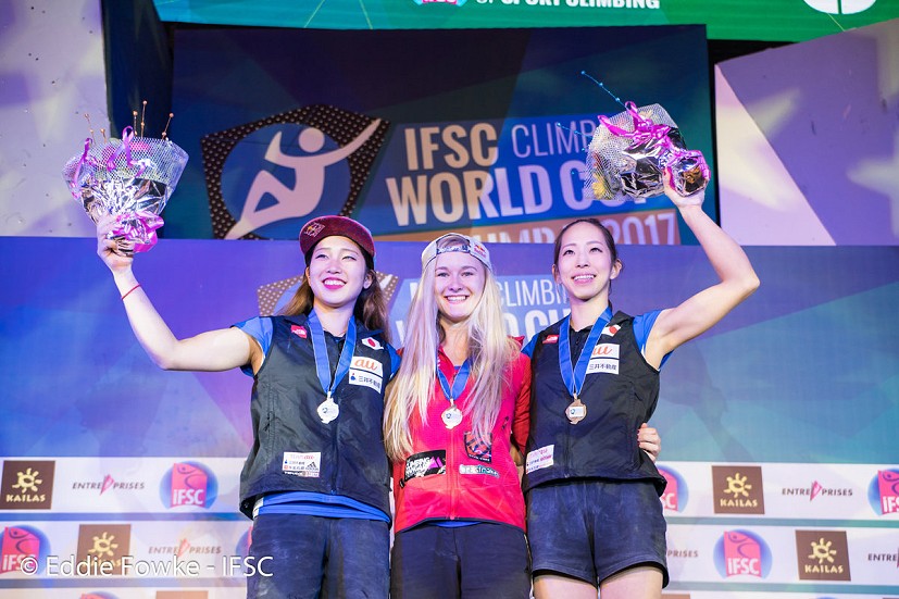Shauna on top of the podium with Miho Nonaka (L) and Akiyo Noguchi (R)  © Eddie Fowke/IFSC