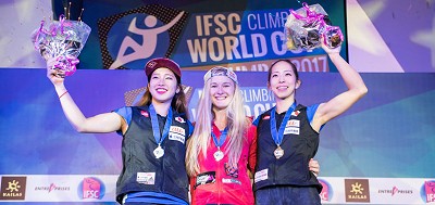 Shauna on top of the podium with Miho Nonaka (L) and Akiyo Noguchi (R)  © Eddie Fowke/IFSC