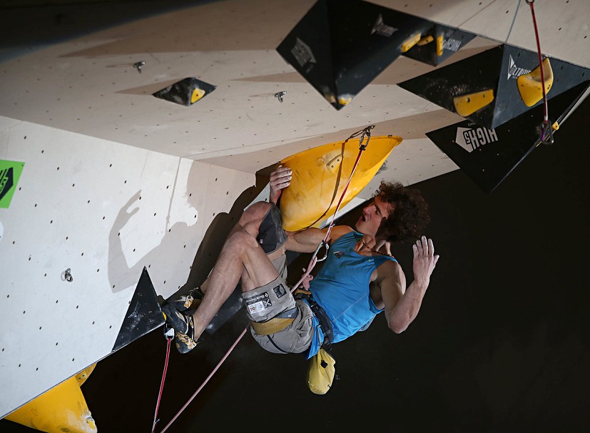 Adam Ondra recovers and waves to the crowd in a rest  © Newspower.it
