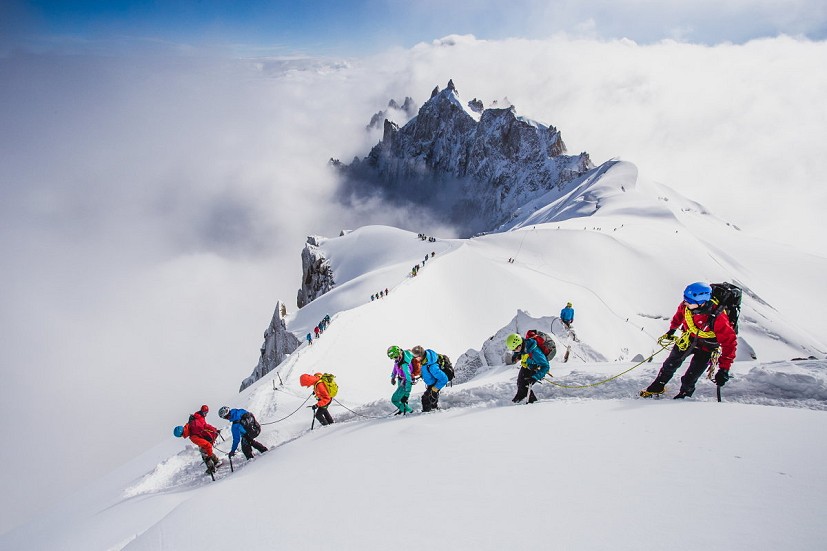 Academy participants starting their day on the Midi arete  © Hugo Vincent