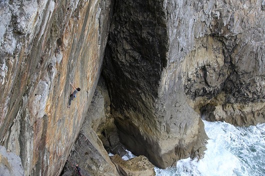 Ryan Pasquill approaching the technical crux on The Big Issue  © Mike Hutton