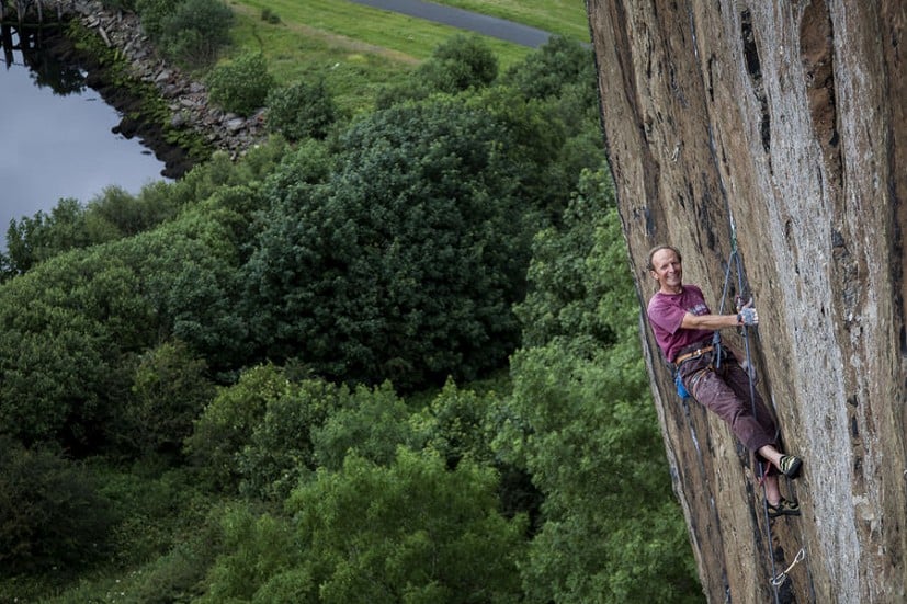 Iain Small hanging around and looking relaxed on Requiem E8 6c  © Martin McKenna