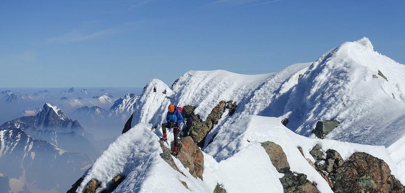 Micha on the summit ridge  © Simon Richardson