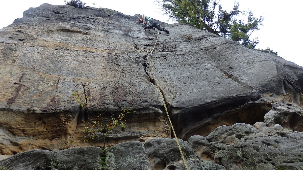 Denis Gleeson,  his first OS leading on trad sandstone climbing with knots protection.
Ostaš rocks, Czech republic. Gra  © Dalibor Mlejnek