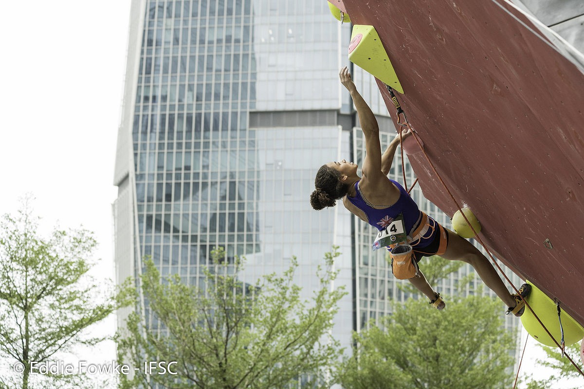 Molly Thompson-Smith climbing to 6th place in Xiamen.  © IFSC/Eddie Fowke