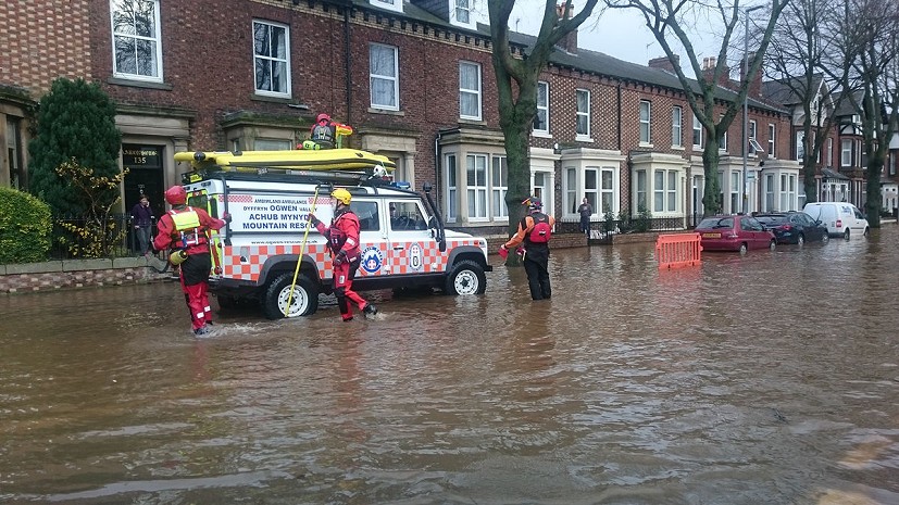 Ogwen Valley team members hard at work in the Carlisle floods.  © Karen Phillips-Craig