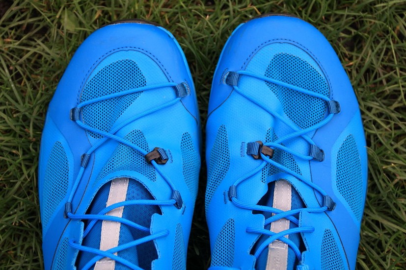 Laces in running mode (left), and with the width pulled closer for scrambling (right)  © UKC/UKH Gear