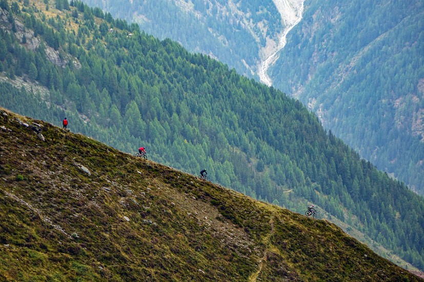 Mountain bikers in Ötztal.  © Chris Craggs