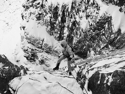 Abseiling down the West Central Buttress to the base of 'Shoot the Breeze'...  © Uisdean Hawthorn