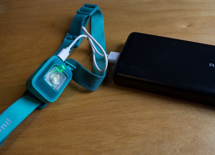 Micro-USB charging – easy with a battery pack  © Hugh Simons