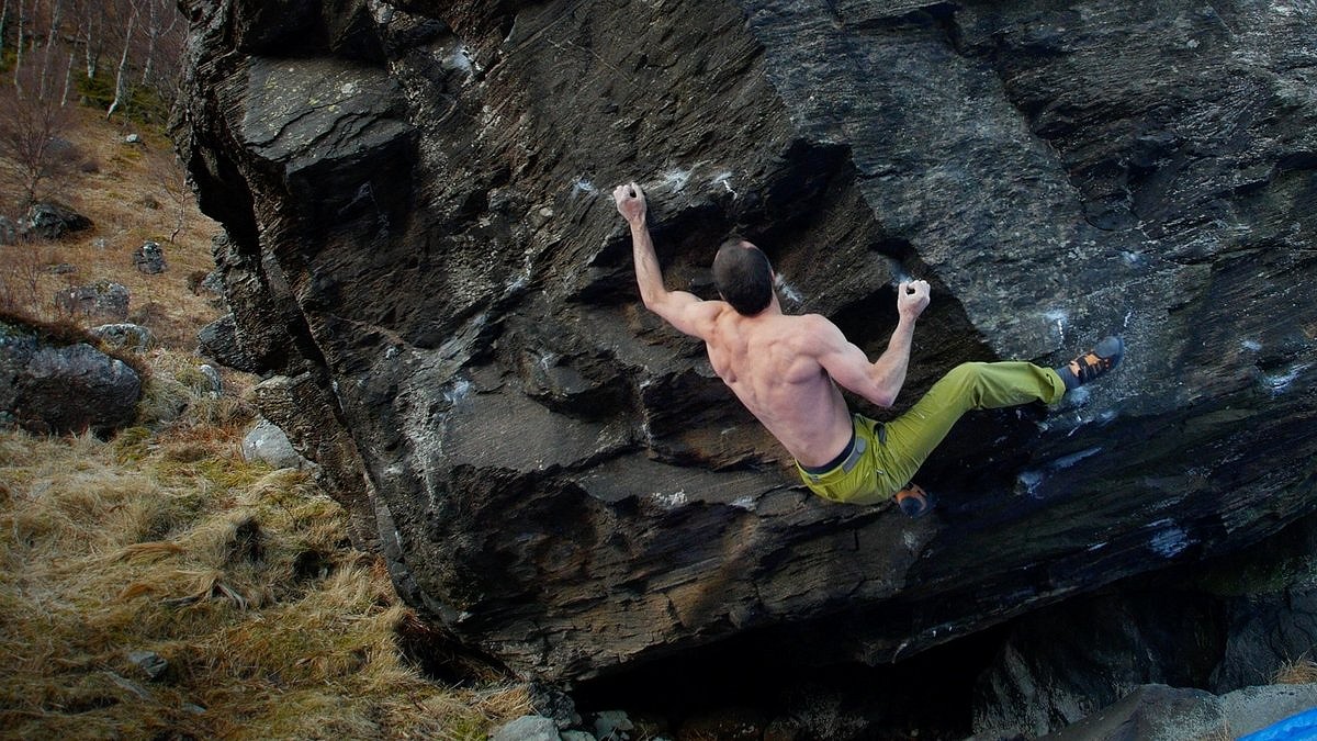 Dave MacLeod on Gimme That Swing 8B.  © Dave MacLeod