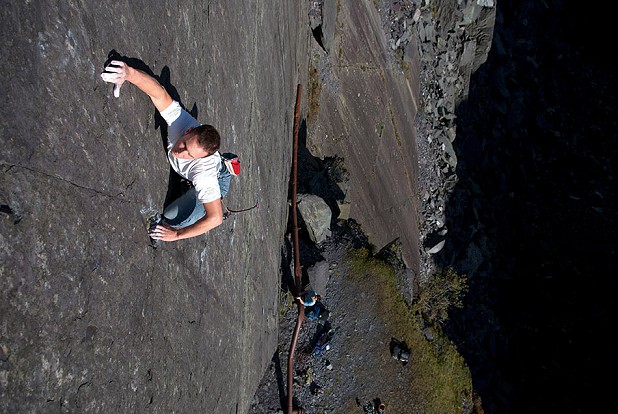 Simon Lake on the amazing Goose Creature (E3 5c) in Australia in the Slate Quarries.  © Mark Reeves
