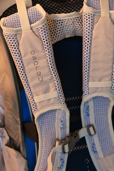 Air permeable shoulder straps  © UKH Gear