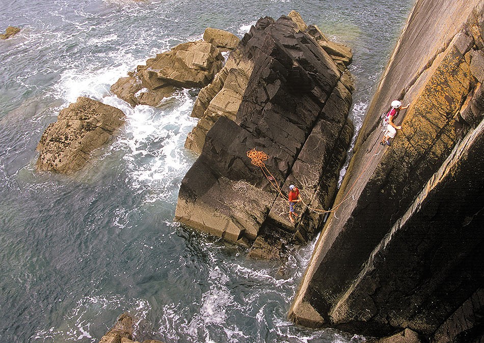 Libby Peter balancing up Dreamboat Annie (E1) Porth-Clais.  © Mike Robertson