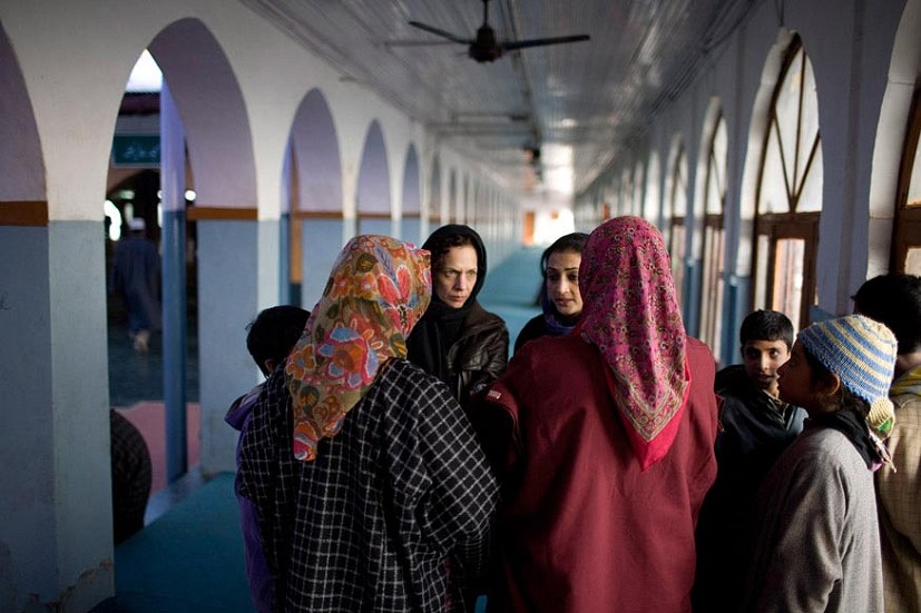 Women in Kashmir.  © Robert Nickelsberg