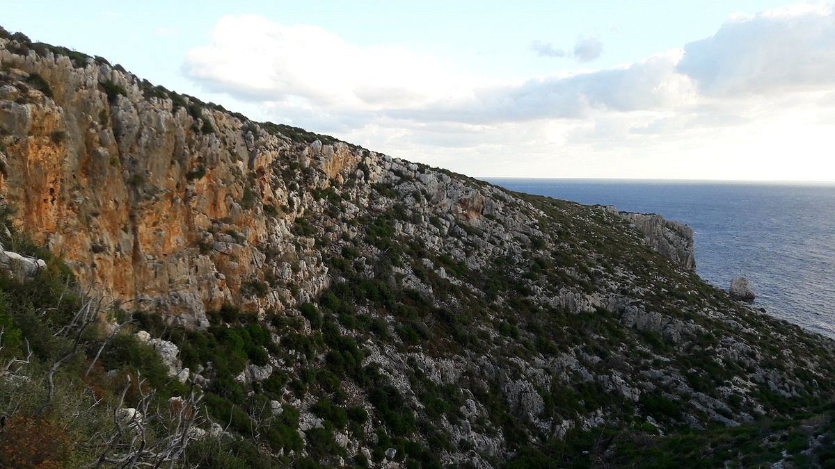 Side view of Korakonisi crag.  © vaioszisopoulos