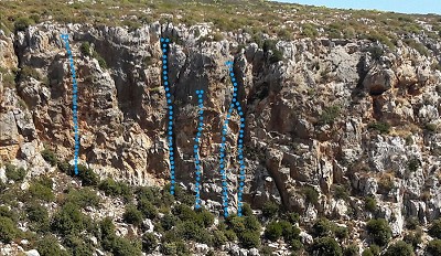 Topo of the crag . From left to right : 1. Ksereis apo vespa? , 2. Kourniahtos, 3. Asotos Yios,4. Gerakofolia  © vaioszisopoulos