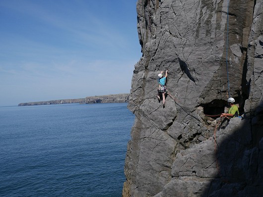 Annaliese finishing the exposed traverse on Sea Mist Hs 4b  © Danbow73