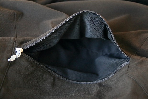 Mesh-lined pockets for ventilation  © UKC Gear