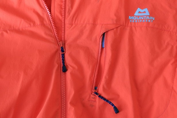 Chunky main zip and chest/stow pocket  © UKC Gear