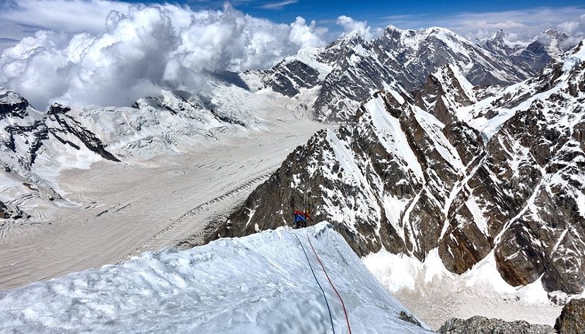 High on the south ridge above the Gangotri glacier.  © Guy Buckingham